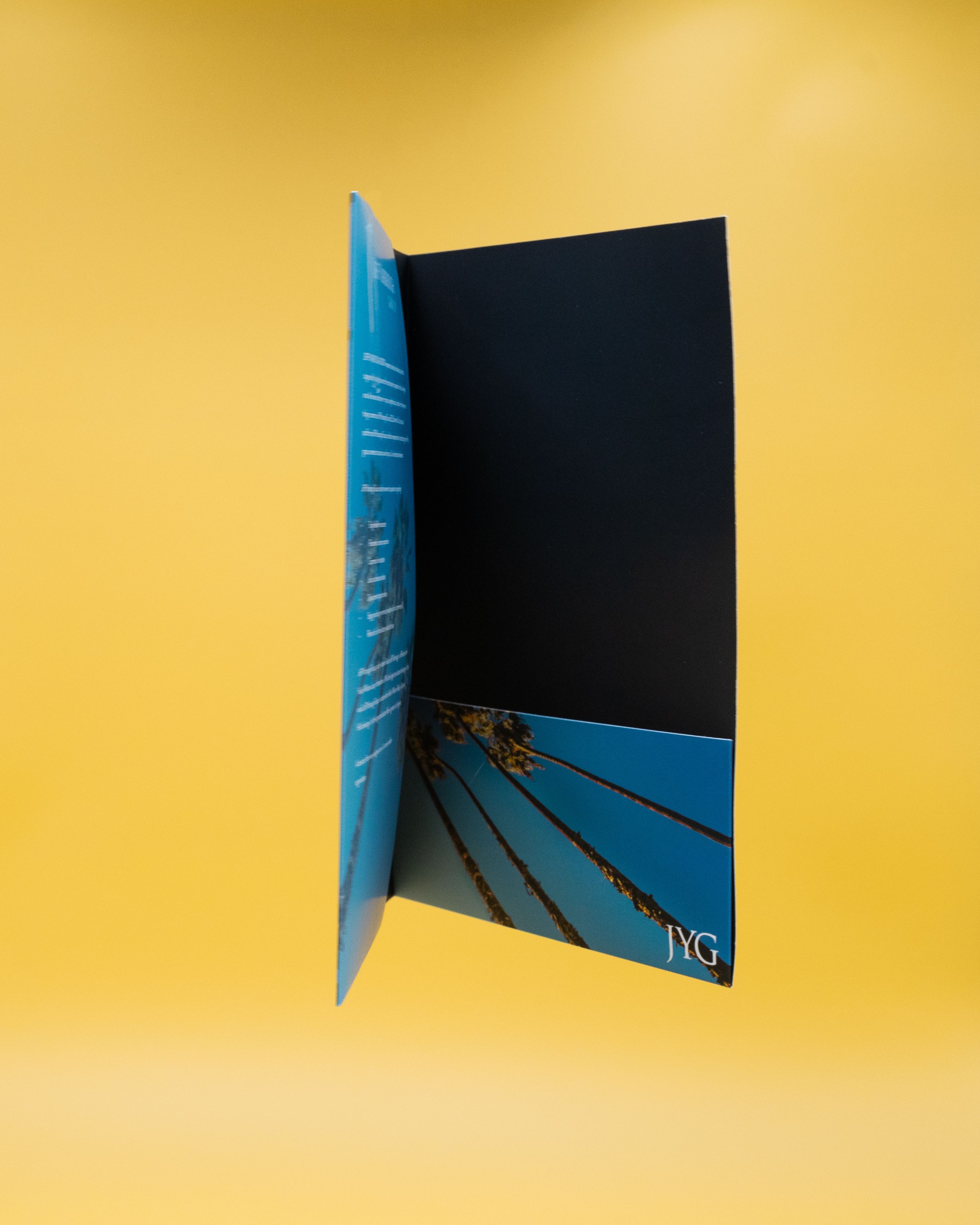 Open vertical presentation folder